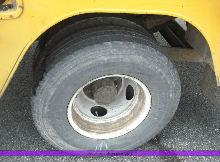 image for item 3259 1993 Ford F Super Duty bucket truck