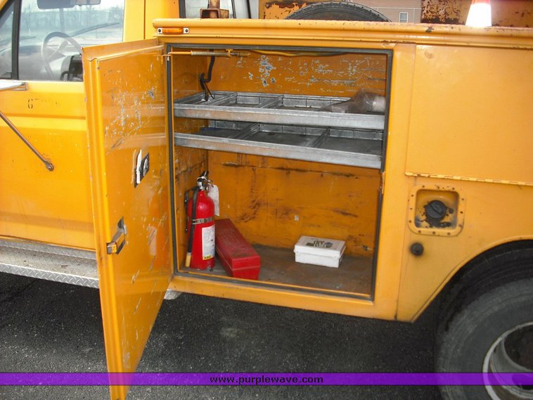 image for item 3259 1993 Ford F Super Duty bucket truck