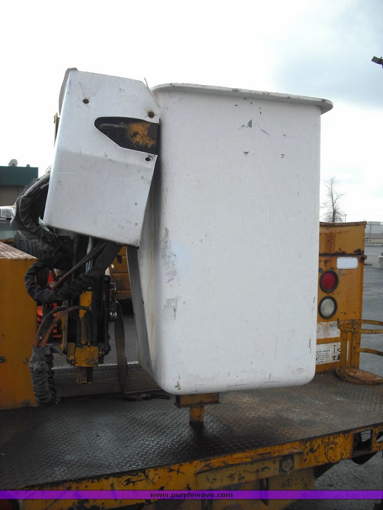 image for item 3259 1993 Ford F Super Duty bucket truck