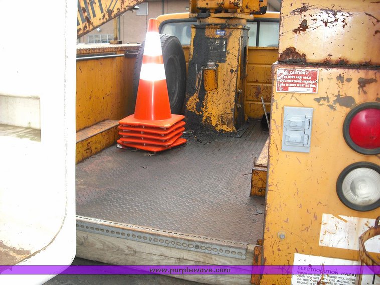 image for item 3259 1993 Ford F Super Duty bucket truck