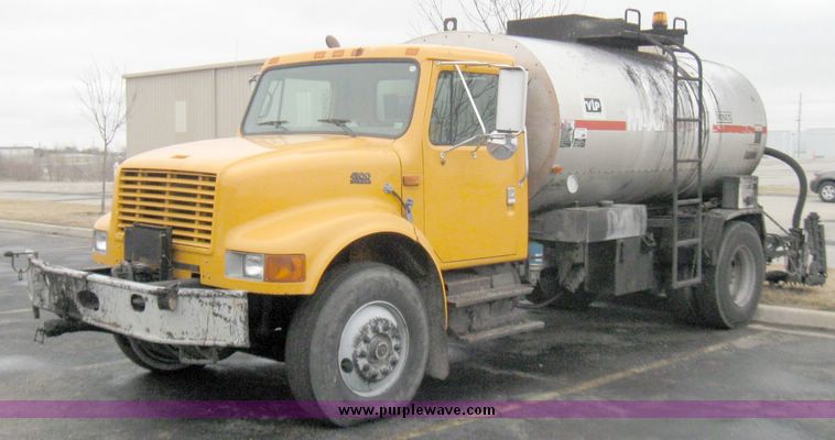 image for item 5642 1998 International 4900 oil distribution truck