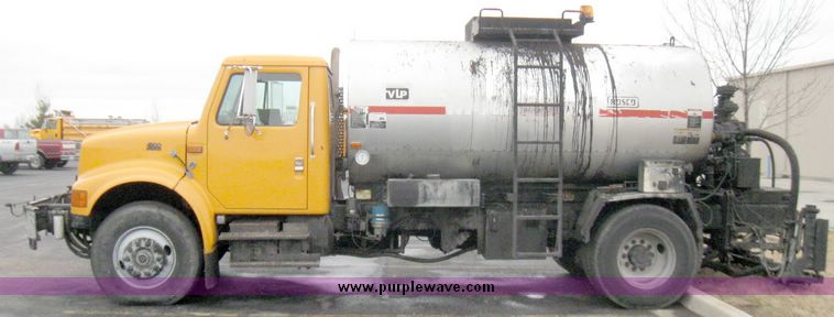 image for item 5642 1998 International 4900 oil distribution truck