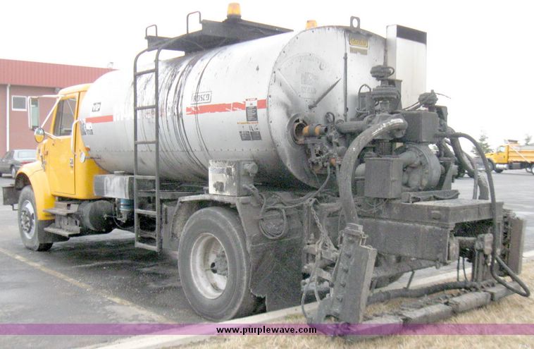 image for item 5642 1998 International 4900 oil distribution truck