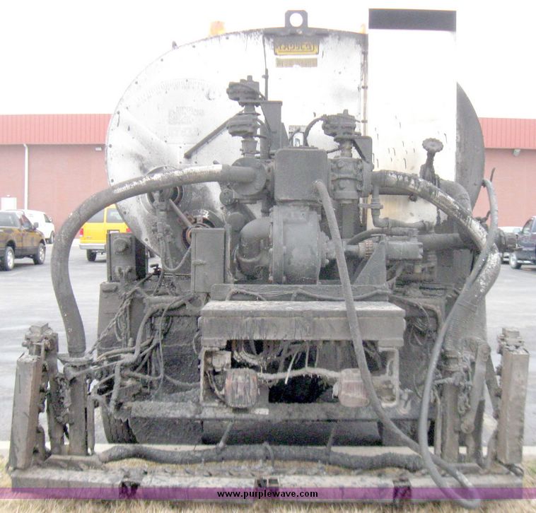 image for item 5642 1998 International 4900 oil distribution truck
