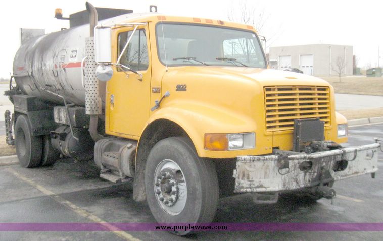 image for item 5642 1998 International 4900 oil distribution truck
