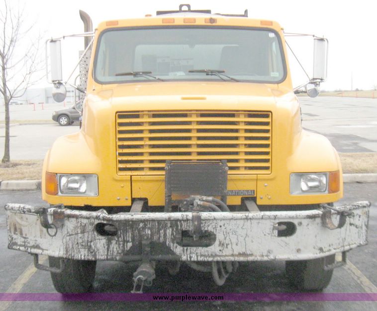 image for item 5642 1998 International 4900 oil distribution truck