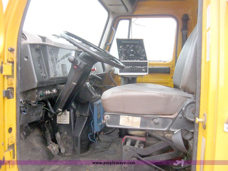 image for item 5642 1998 International 4900 oil distribution truck