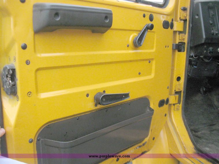 image for item 5642 1998 International 4900 oil distribution truck