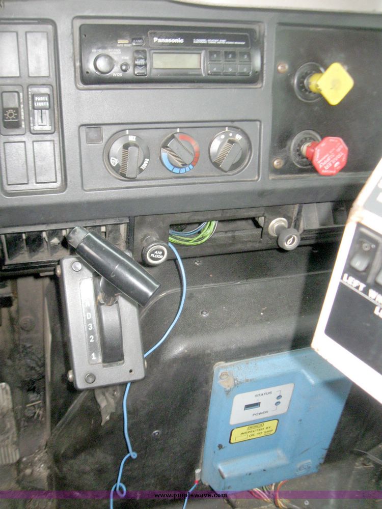 image for item 5642 1998 International 4900 oil distribution truck