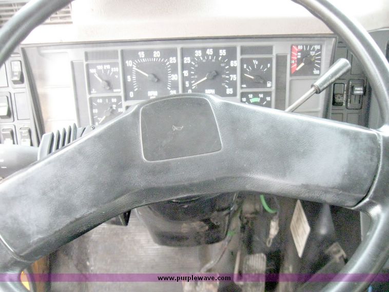 image for item 5642 1998 International 4900 oil distribution truck