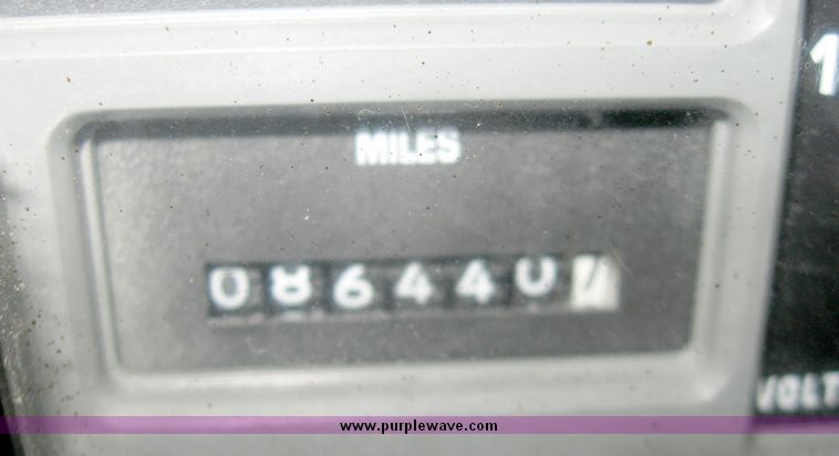 image for item 5642 1998 International 4900 oil distribution truck