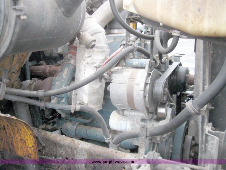 image for item 5642 1998 International 4900 oil distribution truck