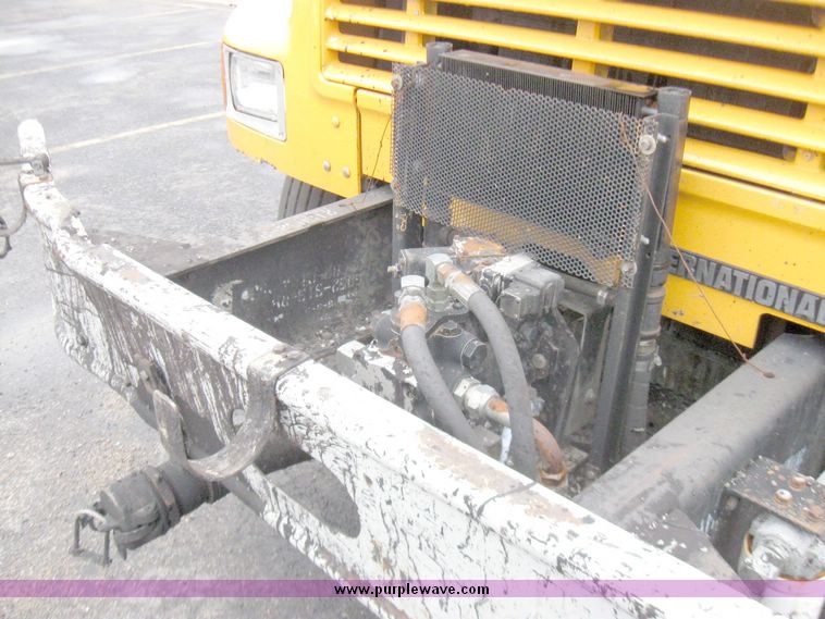 image for item 5642 1998 International 4900 oil distribution truck