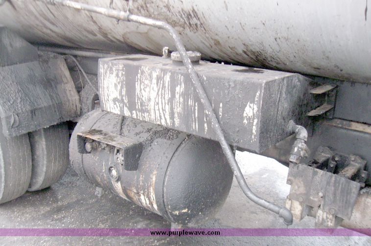 image for item 5642 1998 International 4900 oil distribution truck