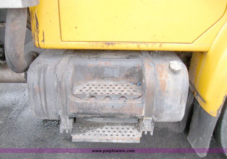 image for item 5642 1998 International 4900 oil distribution truck