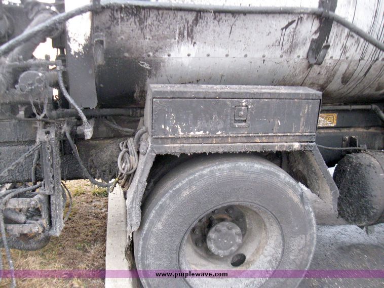 image for item 5642 1998 International 4900 oil distribution truck