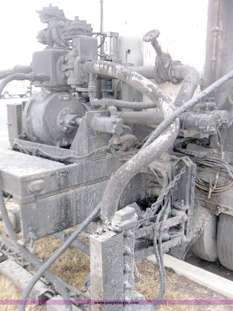 image for item 5642 1998 International 4900 oil distribution truck
