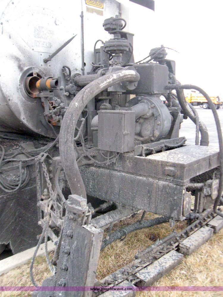image for item 5642 1998 International 4900 oil distribution truck