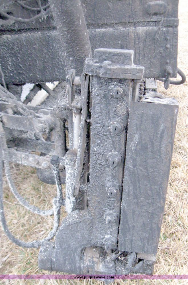 image for item 5642 1998 International 4900 oil distribution truck