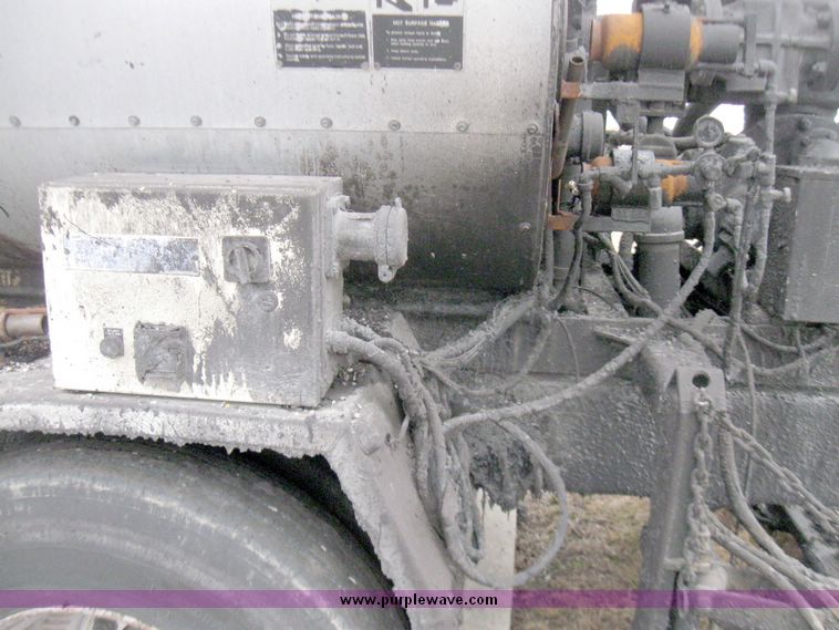 image for item 5642 1998 International 4900 oil distribution truck
