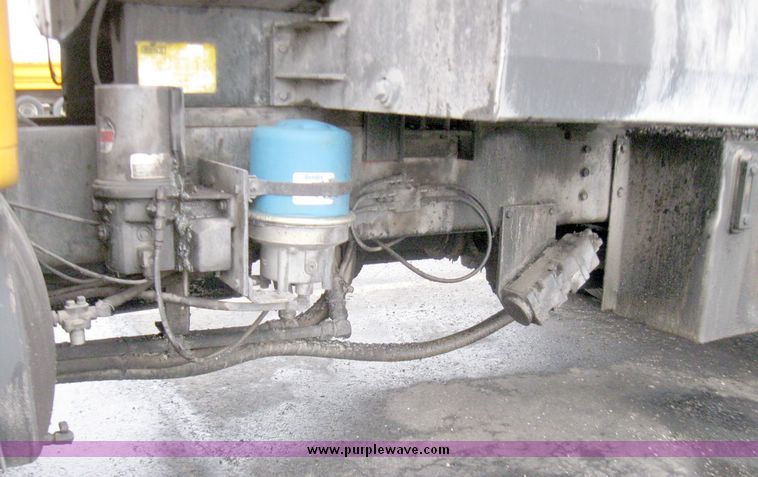 image for item 5642 1998 International 4900 oil distribution truck