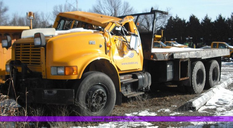 image for item 9000 1997 International 4900 6x4 flatbed truck