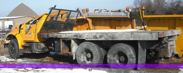image for item 9000 1997 International 4900 6x4 flatbed truck