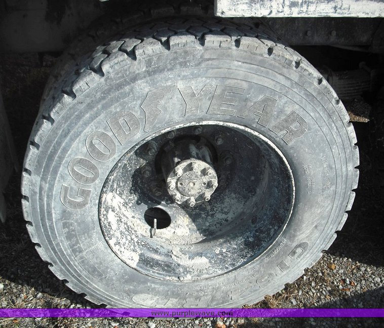 image for item 9000 1997 International 4900 6x4 flatbed truck