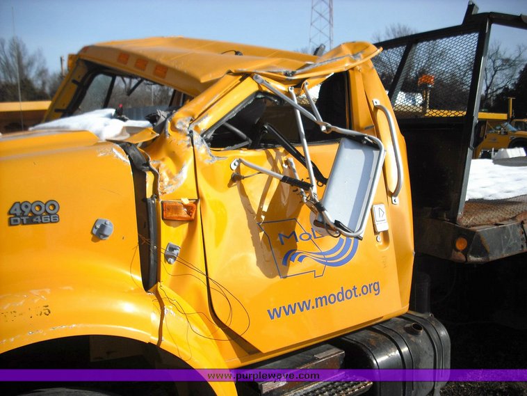 image for item 9000 1997 International 4900 6x4 flatbed truck