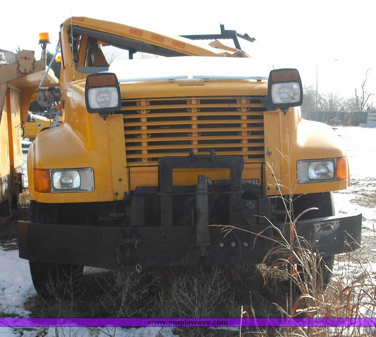 image for item 9000 1997 International 4900 6x4 flatbed truck