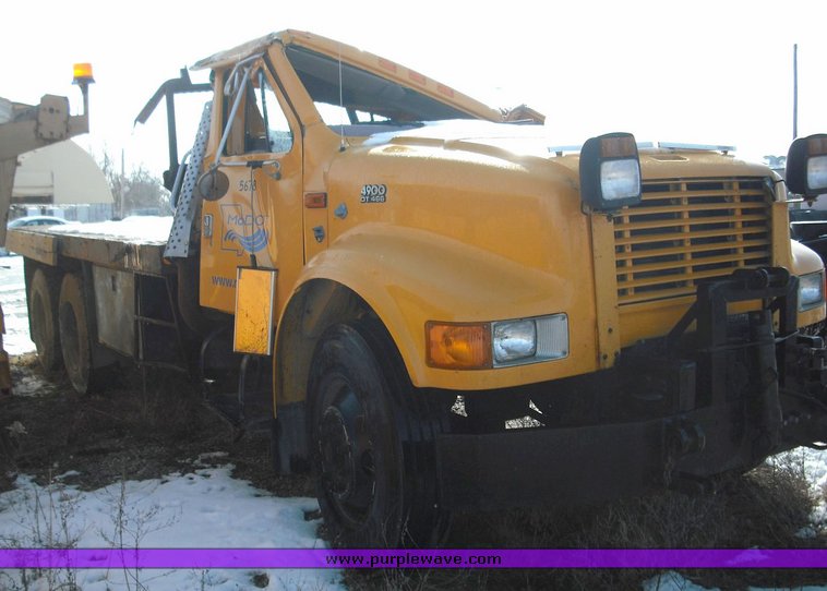 image for item 9000 1997 International 4900 6x4 flatbed truck