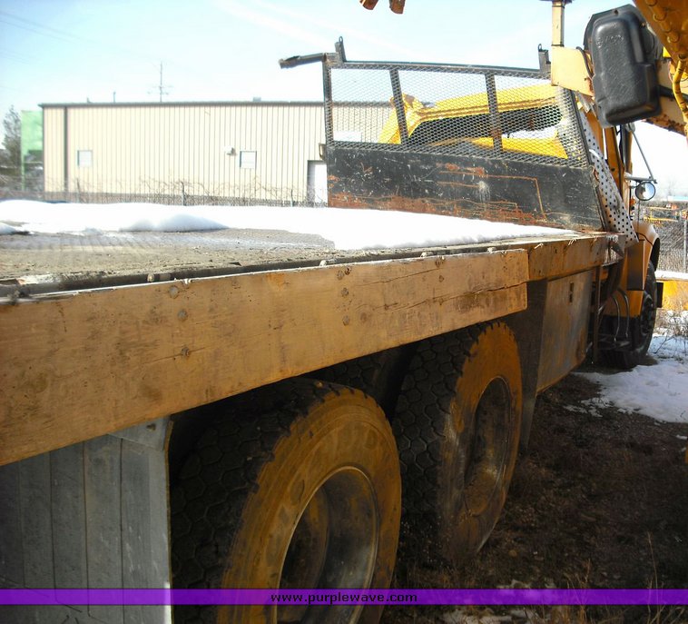 image for item 9000 1997 International 4900 6x4 flatbed truck