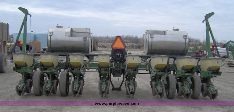 image for item 1200 1998 John Deere 1750 MaxEmergePlus Vacumeter Conservation planter