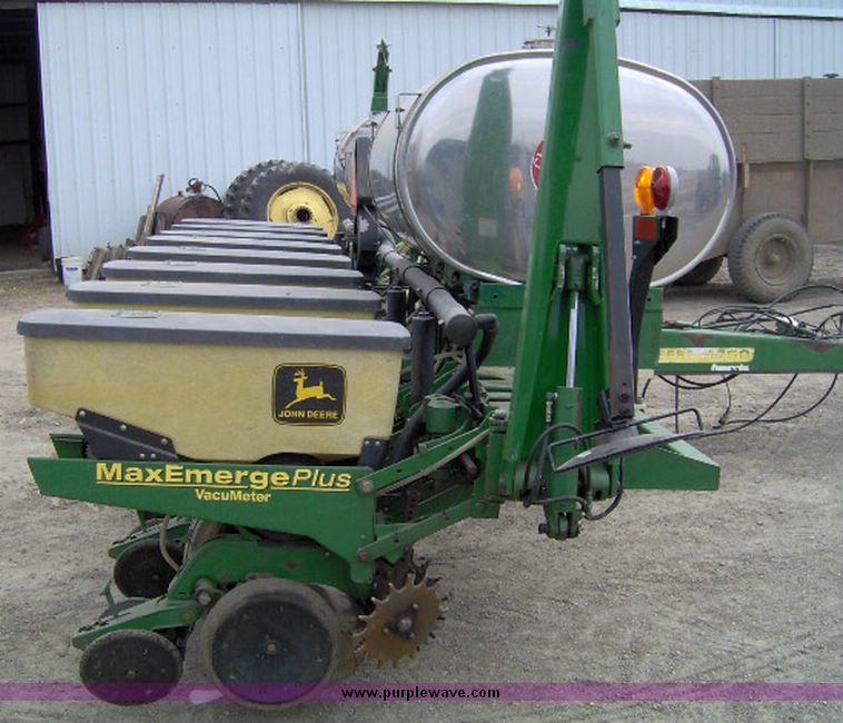image for item 1200 1998 John Deere 1750 MaxEmergePlus Vacumeter Conservation planter