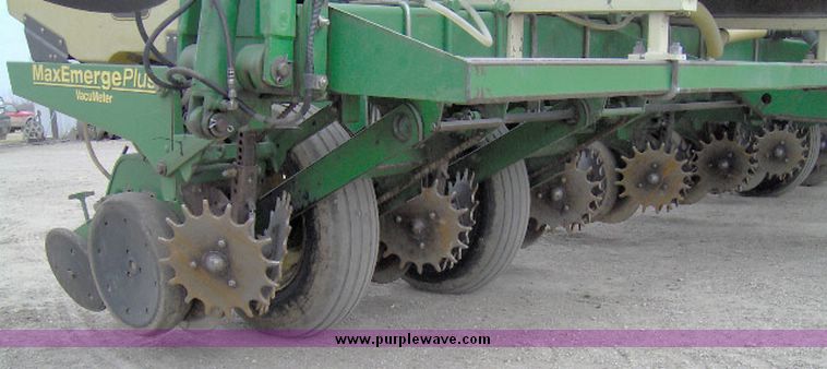 image for item 1200 1998 John Deere 1750 MaxEmergePlus Vacumeter Conservation planter