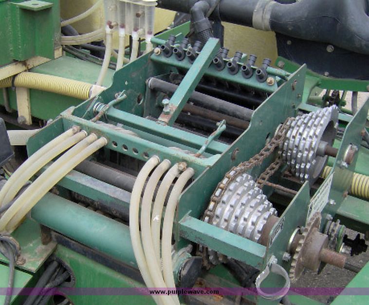 image for item 1200 1998 John Deere 1750 MaxEmergePlus Vacumeter Conservation planter