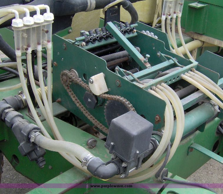 image for item 1200 1998 John Deere 1750 MaxEmergePlus Vacumeter Conservation planter