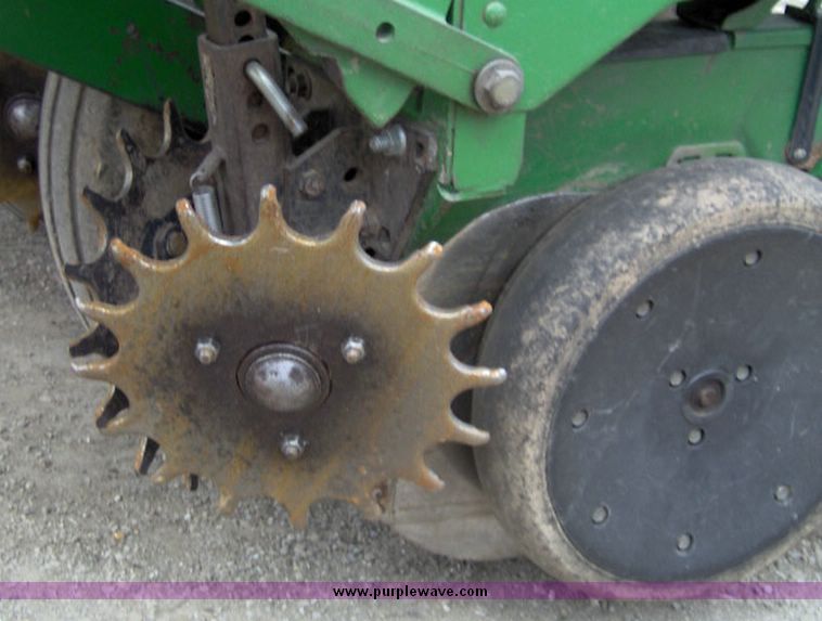 image for item 1200 1998 John Deere 1750 MaxEmergePlus Vacumeter Conservation planter