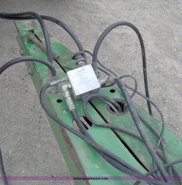 image for item 1200 1998 John Deere 1750 MaxEmergePlus Vacumeter Conservation planter