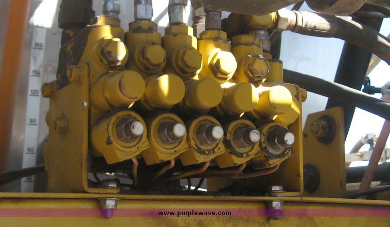 image for item 2005 1993 Ag-Chem RoGator 664 self propelled sprayer