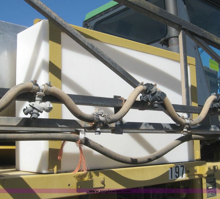 image for item 2005 1993 Ag-Chem RoGator 664 self propelled sprayer