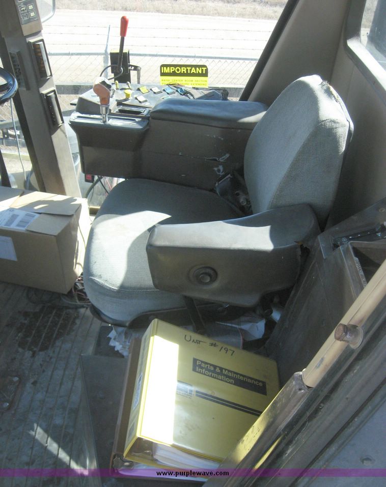 image for item 2005 1993 Ag-Chem RoGator 664 self propelled sprayer