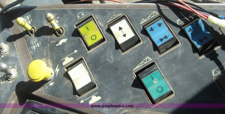 image for item 2005 1993 Ag-Chem RoGator 664 self propelled sprayer