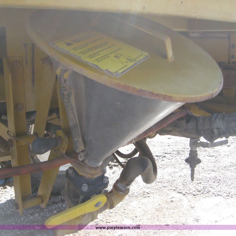 image for item 2005 1993 Ag-Chem RoGator 664 self propelled sprayer