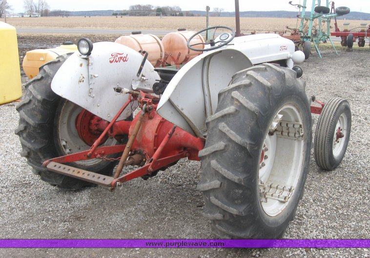 image for item 2107 Ford 800 tractor