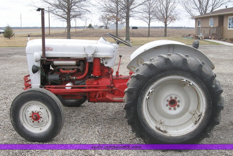 image for item 2107 Ford 800 tractor