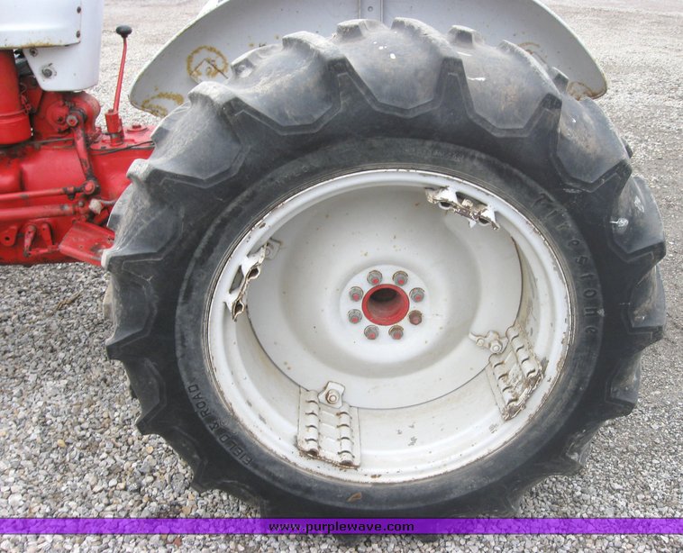 image for item 2107 Ford 800 tractor