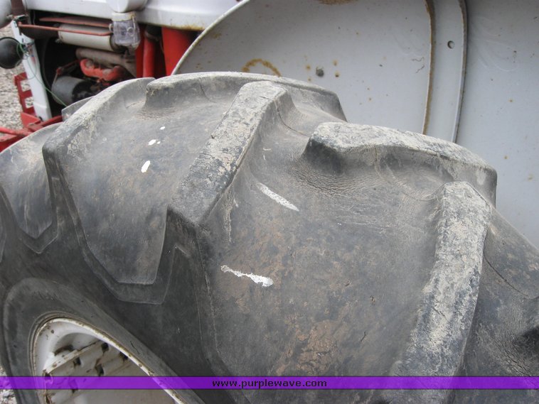 image for item 2107 Ford 800 tractor