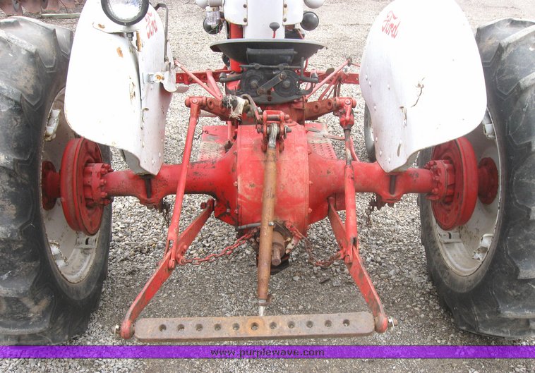 image for item 2107 Ford 800 tractor