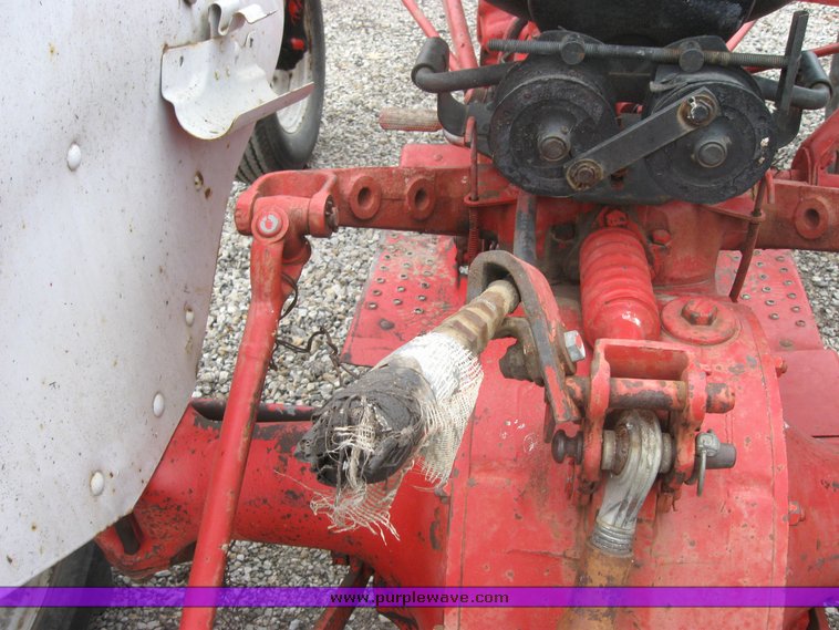 image for item 2107 Ford 800 tractor